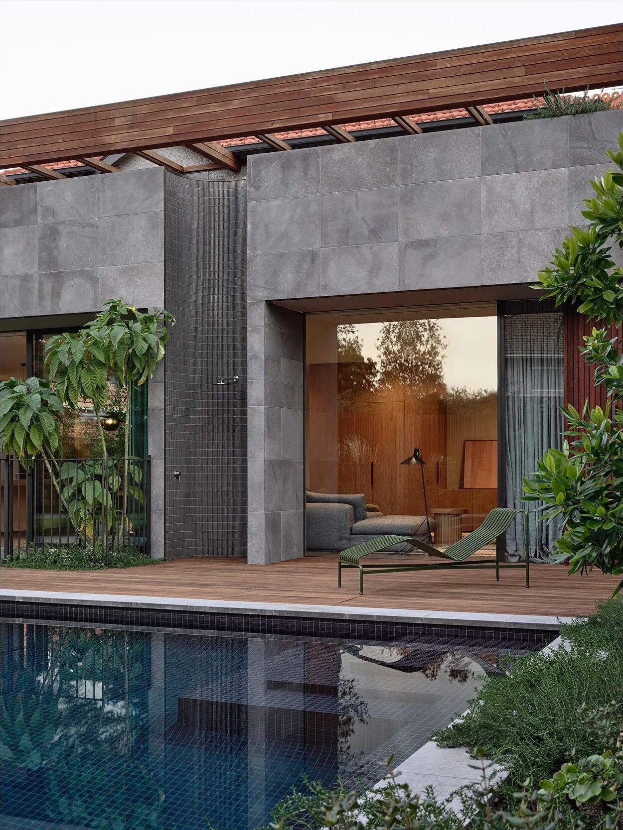 Kerferd Rd — rear facade giving onto the pool