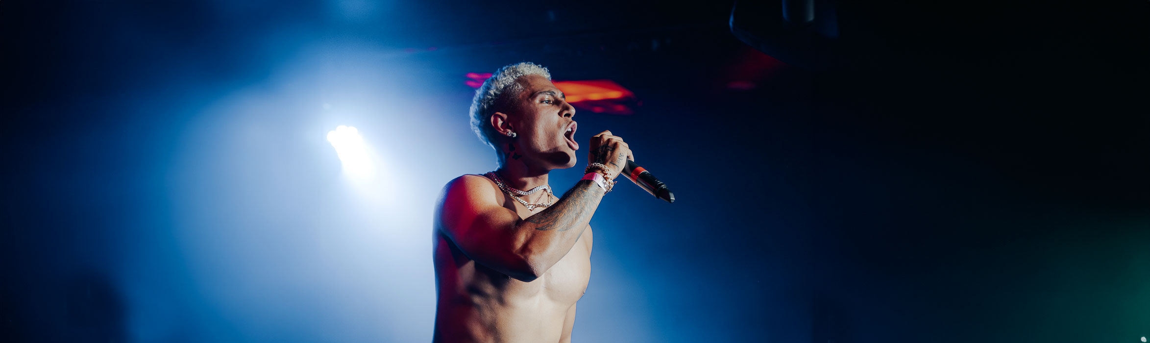 STT Laurentt on stage under blue light