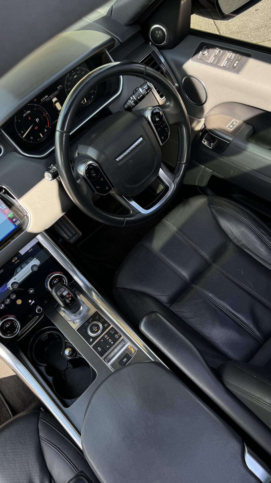 Range Rover Sport SVR, Cabin and centre console